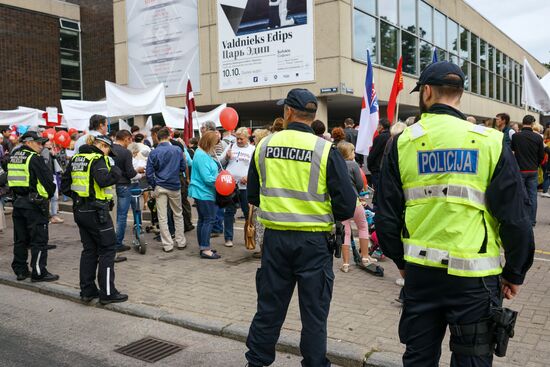 Марш в защиту русских школ в Латвии