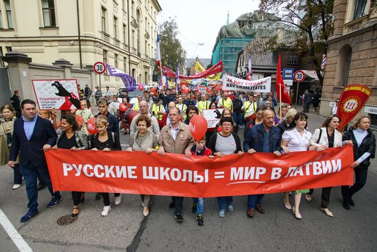 Марш в защиту русских школ в Латвии