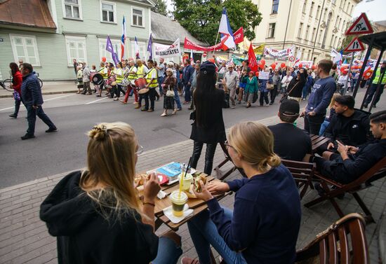 Марш в защиту русских школ в Латвии