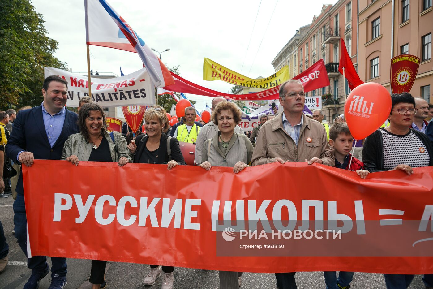 Марш в защиту русских школ в Латвии