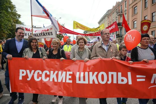 Марш в защиту русских школ в Латвии