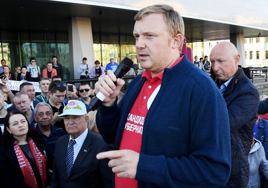 Митинг в поддержку кандидата в губернаторы Приморского края от КПРФ А. Ищенко