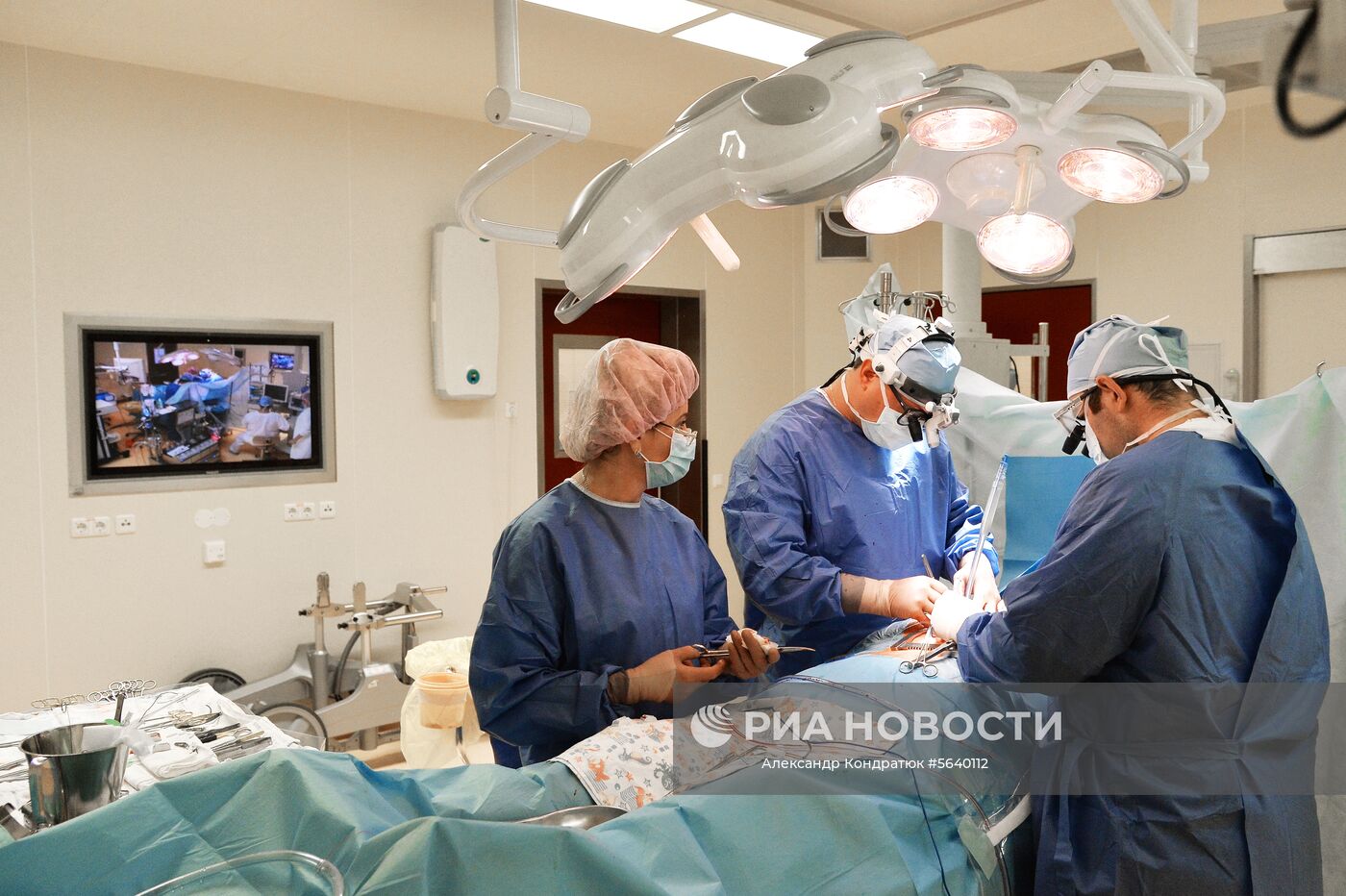 Врачи во время операции в Федеральном центре сердечно-сосудистой хирургии в Челябинске. Место: Россия, Челябинск. Автор: Александр Кондратюк/РИА Новости. Федеральный центр сердечно-сосудистой хирургии в Челябинске