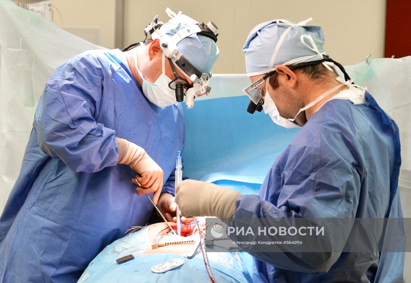 Врачи во время операции в Федеральном центре сердечно-сосудистой хирургии в Челябинске. Место: Россия, Челябинск. Автор: Александр Кондратюк/РИА Новости. Федеральный центр сердечно-сосудистой хирургии в Челябинске