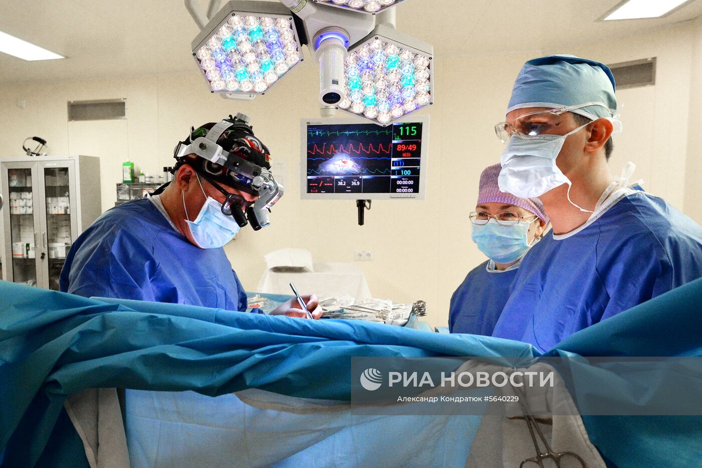 Врачи во время операции в Федеральном центре сердечно-сосудистой хирургии в Челябинске. Место: Россия, Челябинск. Автор: Александр Кондратюк/РИА Новости. Федеральный центр сердечно-сосудистой хирургии в Челябинске