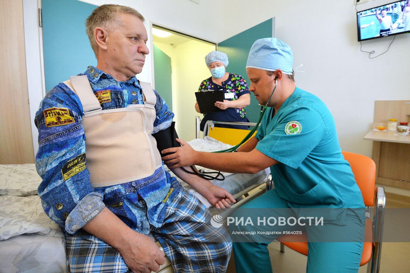 Сотрудник измеряет давление пациенту в палате Федерального центра сердечно-сосудистой хирургии в Челябинске. Место: Россия, Челябинск. Автор: Александр Кондратюк/РИА Новости. Федеральный центр сердечно-сосудистой хирургии в Челябинске