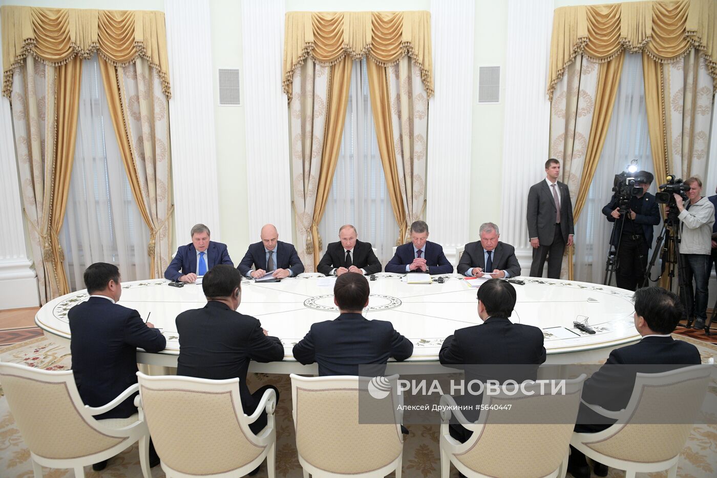 Встреча президента РФ В. Путина с первым вице-премьером Госсовета КНР Х. Чжэном
