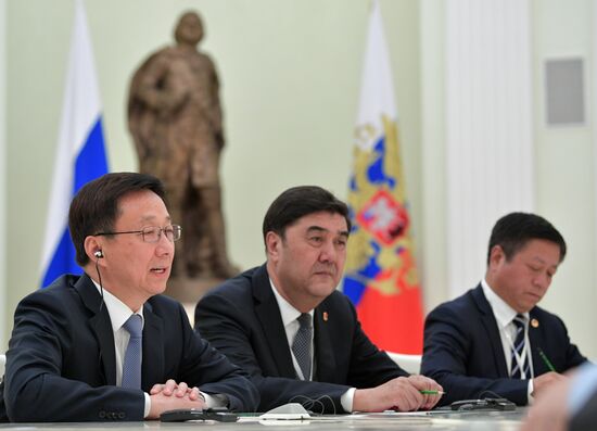 Встреча президента РФ В. Путина с первым вице-премьером Госсовета КНР Х. Чжэном