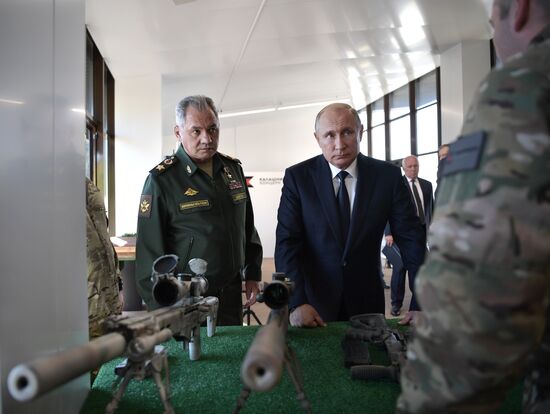 Президент РФ В. Путин посетил парк "Патриот"