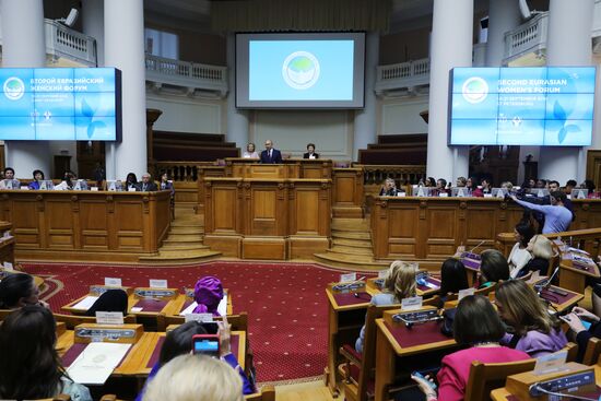 Президент РФ В. Путин принял участие в пленарном заседании II Евразийского женского форума
