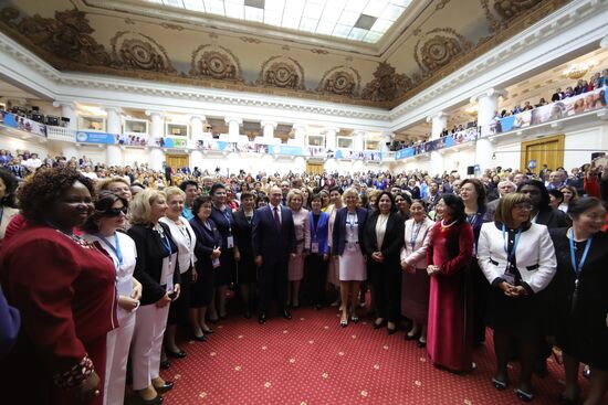 Президент РФ В. Путин принял участие в пленарном заседании II Евразийского женского форума