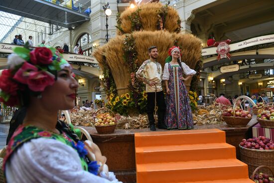 Выставка достижений сельского хозяйства в ГУМе