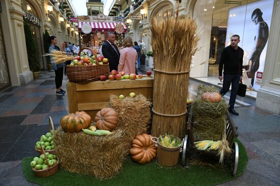 Выставка достижений сельского хозяйства в ГУМе