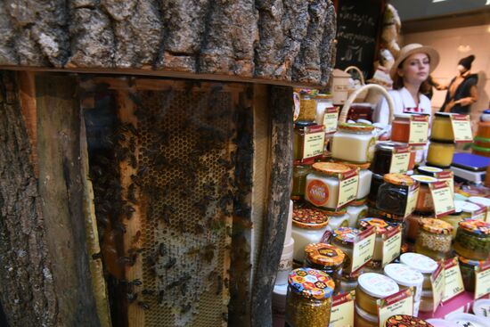 Выставка достижений сельского хозяйства в ГУМе