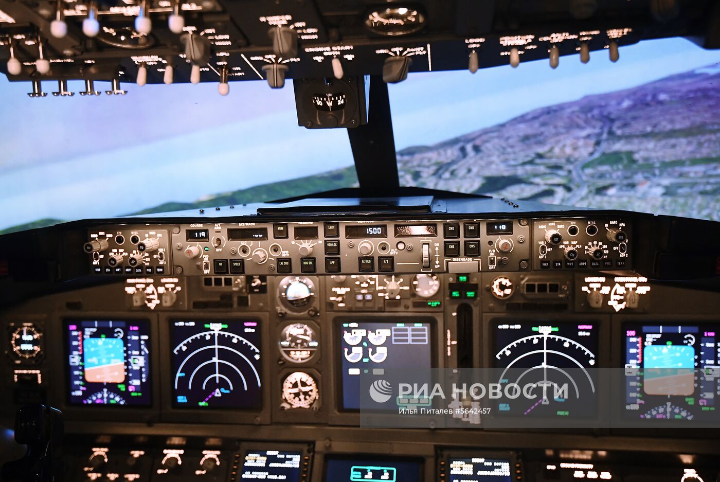 Открытие нового авиатренажера Boeing 737-800 Full Flight Simulator | РИА  Новости Медиабанк