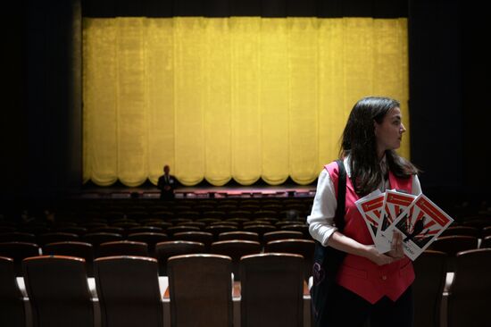 Премьера музыкального ревю "Жизнь прекрасна!"