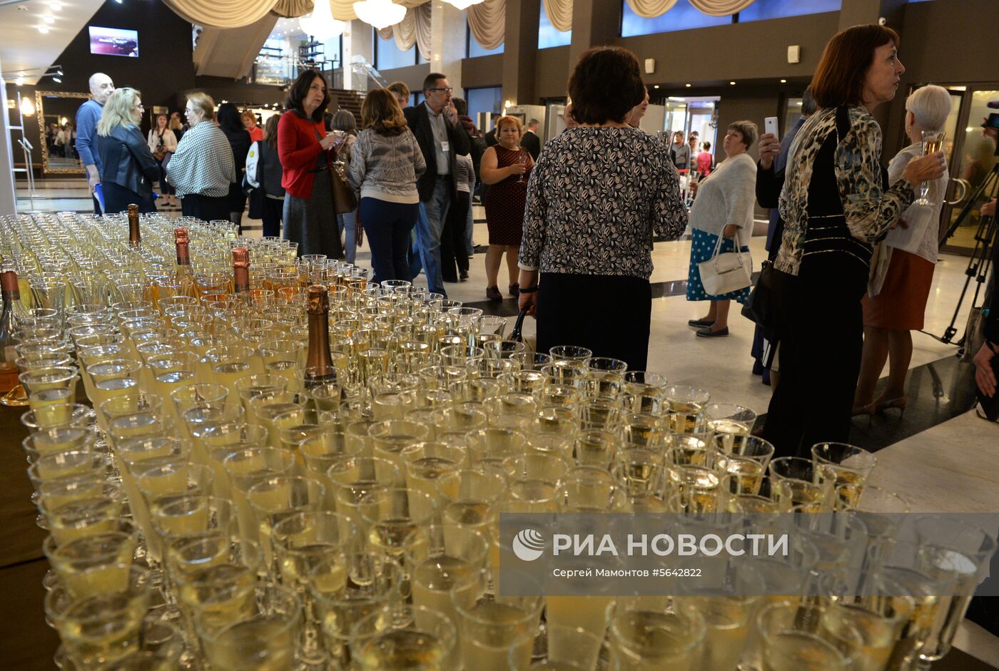 Премьера музыкального ревю "Жизнь прекрасна!"