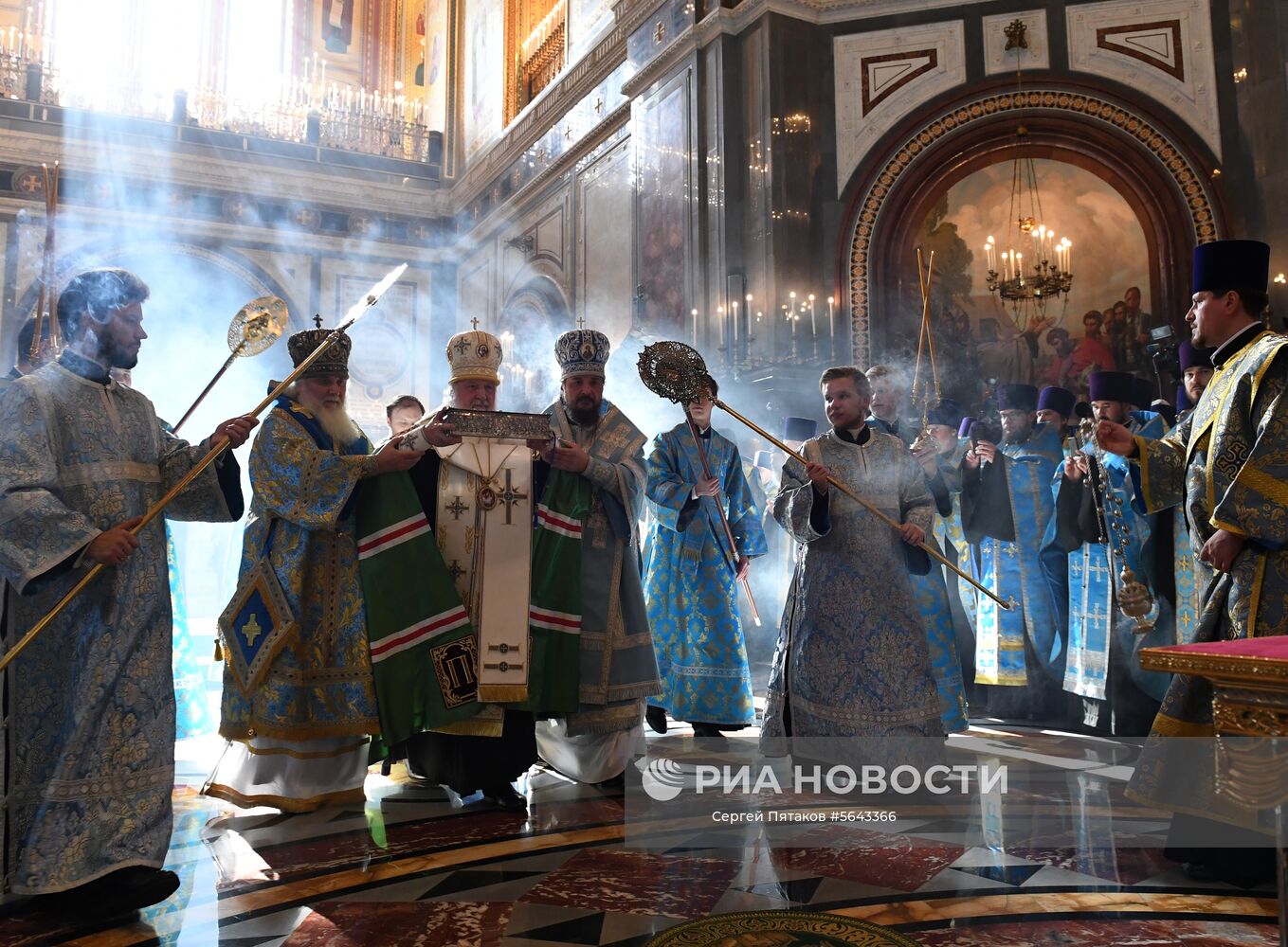 Патриарх Московский и всея Руси Кирилл (третий слева) на церемонии встречи мощей святителя Спиридона Тримифунтского, доставленных в Россию с греческого острова Корфу, в Храме Христа Спасителя. Место: Россия, Москва. Автор: Сергей Пятаков/РИА Новости. Прибытие мощей святителя Спиридона Тримифунтского в Храм Христа Спасителя