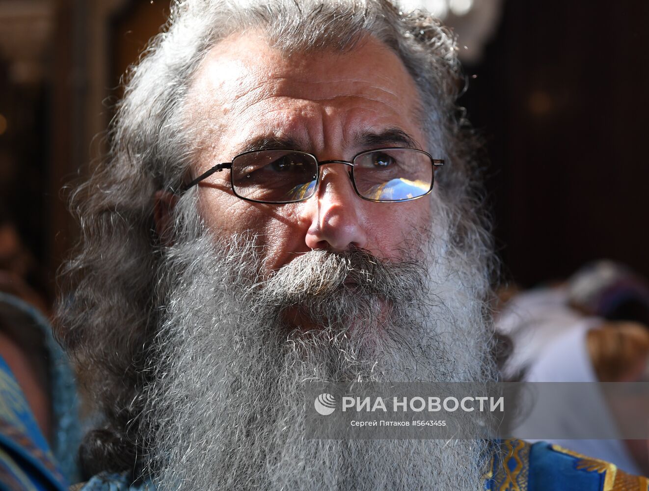 Священник на торжественной церемонии встречи мощей святителя Спиридона Тримифунтского, доставленных в Россию с греческого острова Корфу, в Храме Христа Спасителя. Место: Россия, Москва. Автор: Сергей Пятаков/РИА Новости. Прибытие мощей святителя Спиридона Тримифунтского в Храм Христа Спасителя