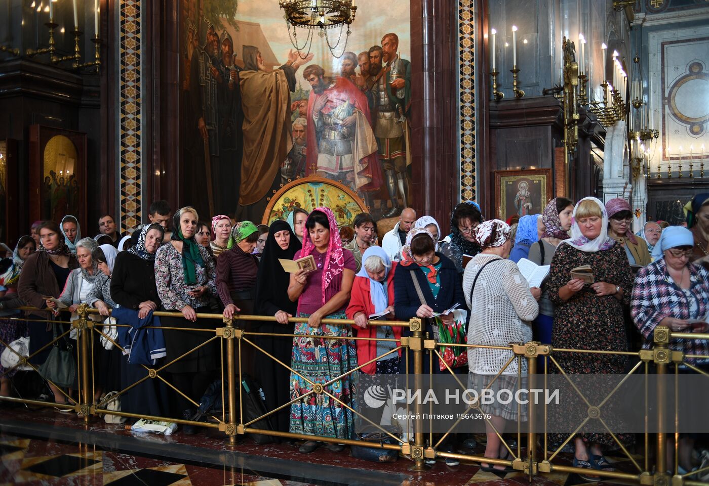 Поклонение верующих мощам святителя Спиридона Тримифунтского