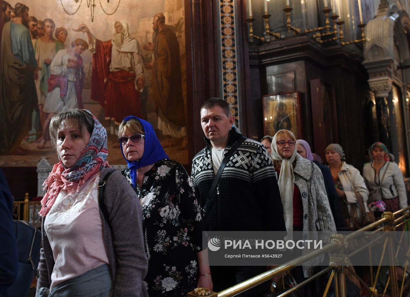 Поклонение верующих мощам святителя Спиридона Тримифунтского