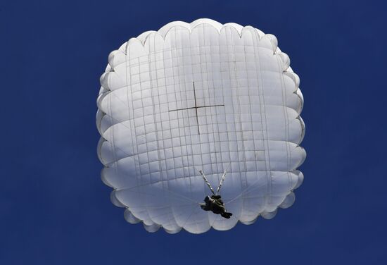 Десантирование воспитанников Уссурийского суворовского училища