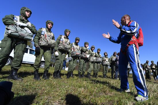 Десантирование воспитанников Уссурийского суворовского училища