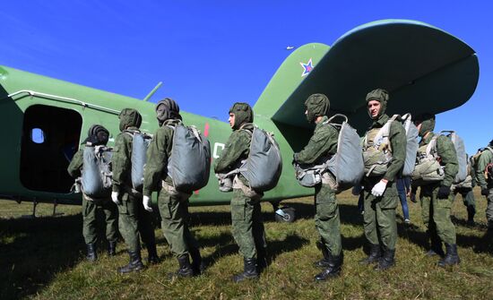 Десантирование воспитанников Уссурийского суворовского училища