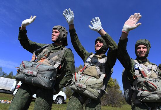 Десантирование воспитанников Уссурийского суворовского училища