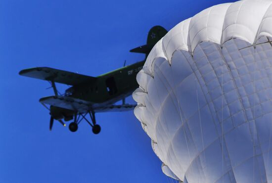 Десантирование воспитанников Уссурийского суворовского училища