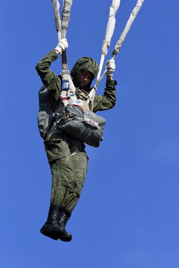 Десантирование воспитанников Уссурийского суворовского училища