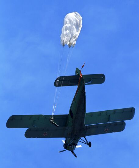 Десантирование воспитанников Уссурийского суворовского училища