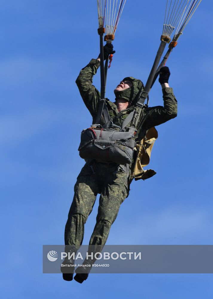 Десантирование воспитанников Уссурийского суворовского училища