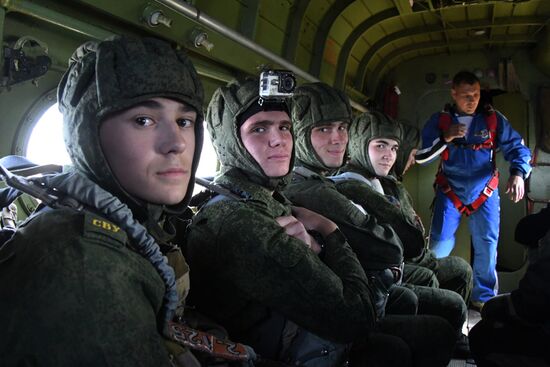 Десантирование воспитанников Уссурийского суворовского училища