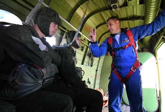 Десантирование воспитанников Уссурийского суворовского училища