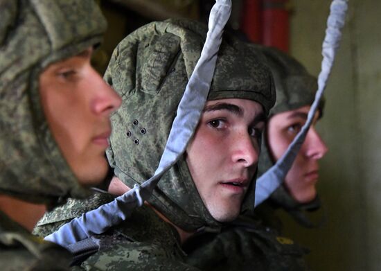 Десантирование воспитанников Уссурийского суворовского училища