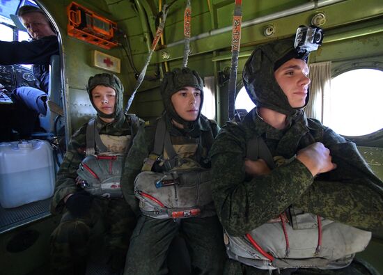 Десантирование воспитанников Уссурийского суворовского училища