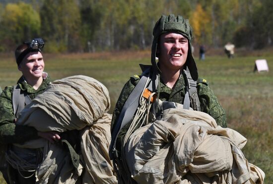 Десантирование воспитанников Уссурийского суворовского училища
