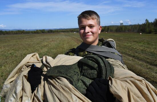 Десантирование воспитанников Уссурийского суворовского училища