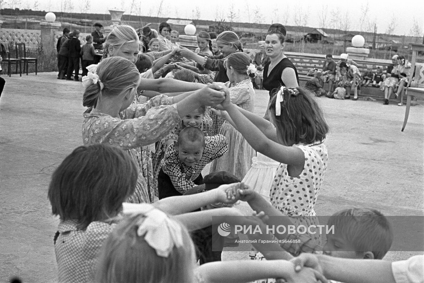 Игра в "Ручеёк"