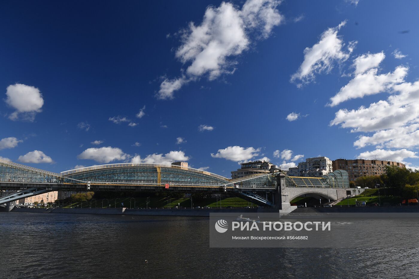 Мойка пешеходного моста Богдана Хмельницкого