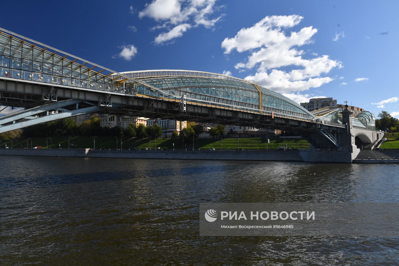 Мойка пешеходного моста Богдана Хмельницкого