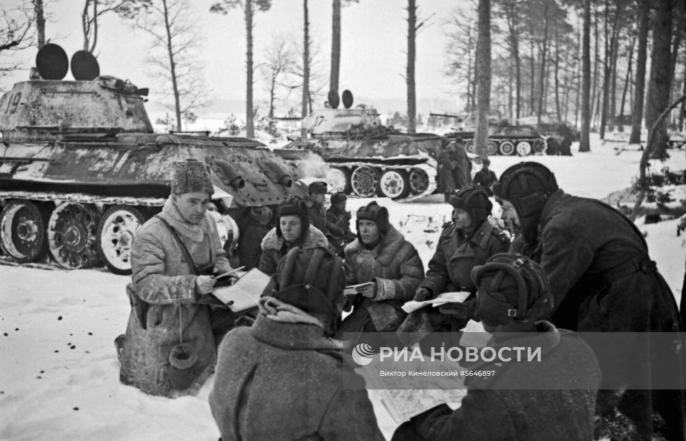 ВОВ. Полковник Василий Ободовский ставит задачу командирам танкового подразделения