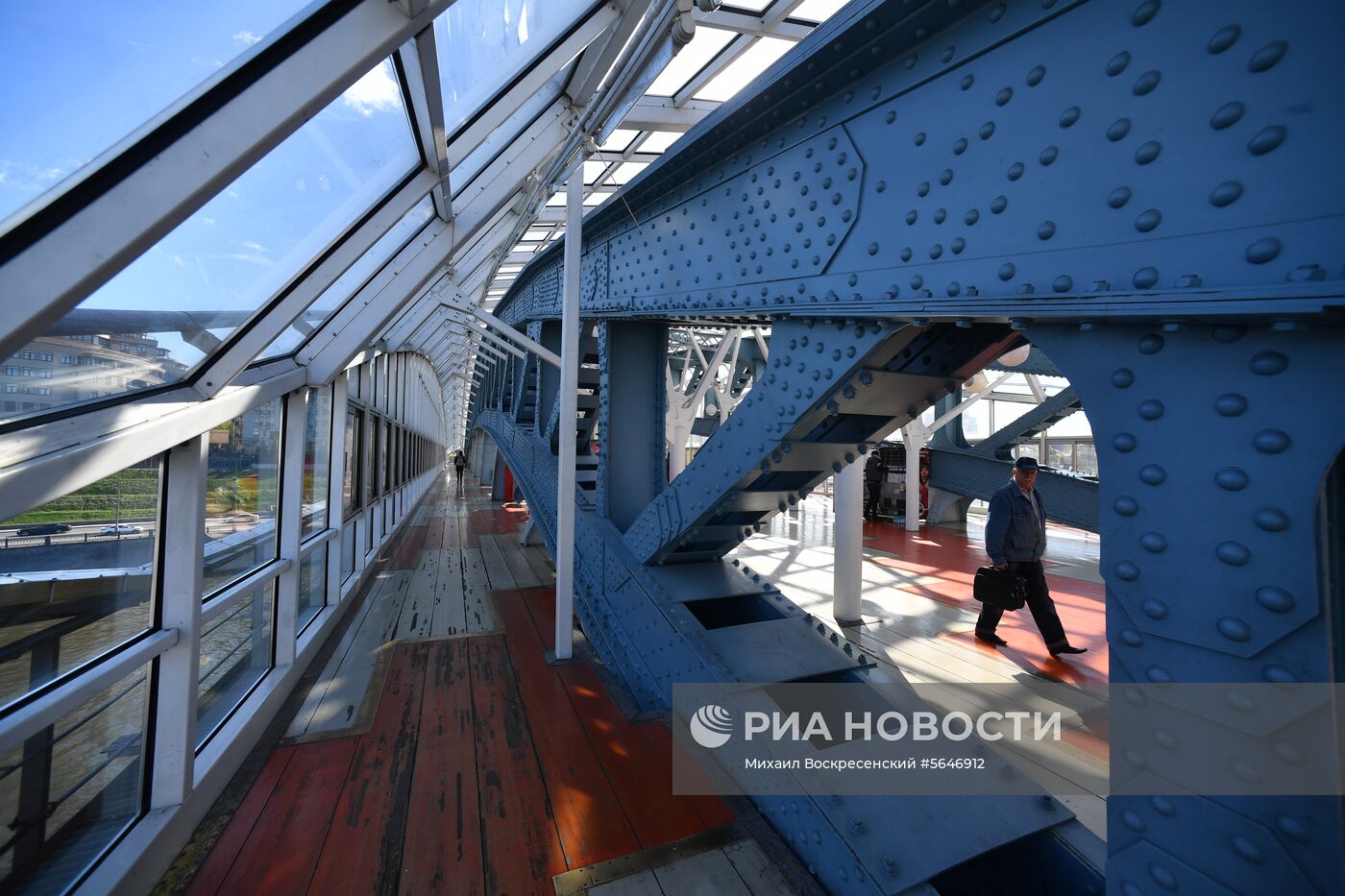 Мойка пешеходного моста Богдана Хмельницкого