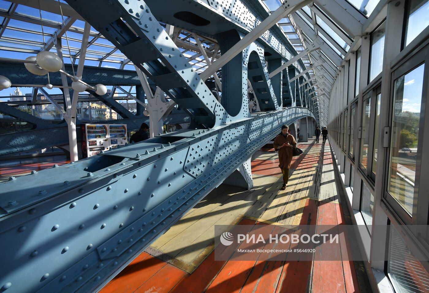 Мойка пешеходного моста Богдана Хмельницкого