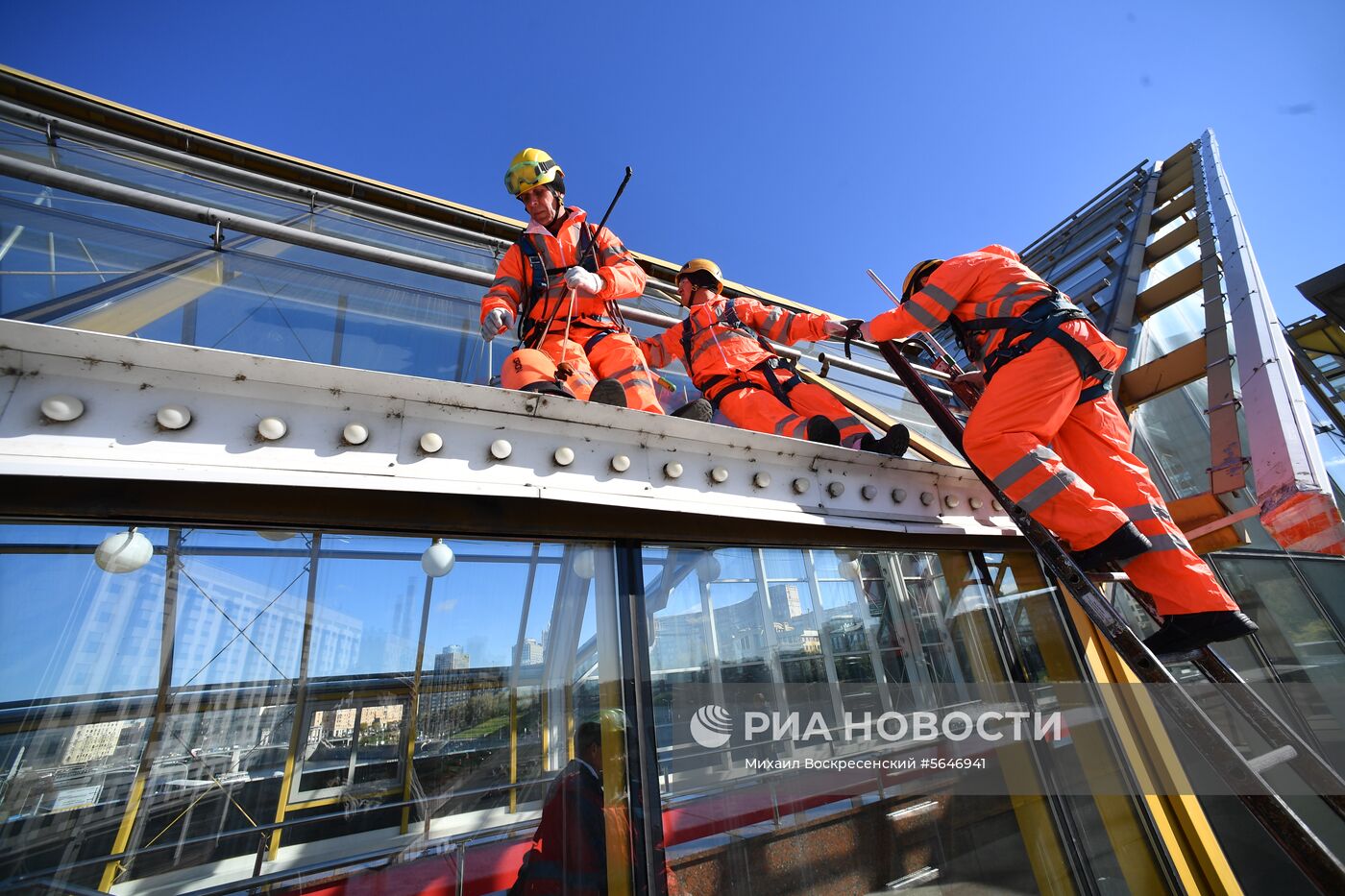 Мойка пешеходного моста Богдана Хмельницкого