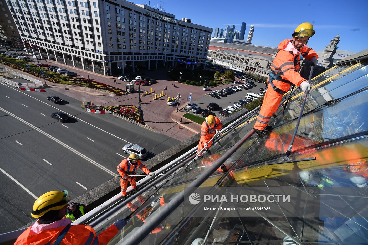 Мойка пешеходного моста Богдана Хмельницкого