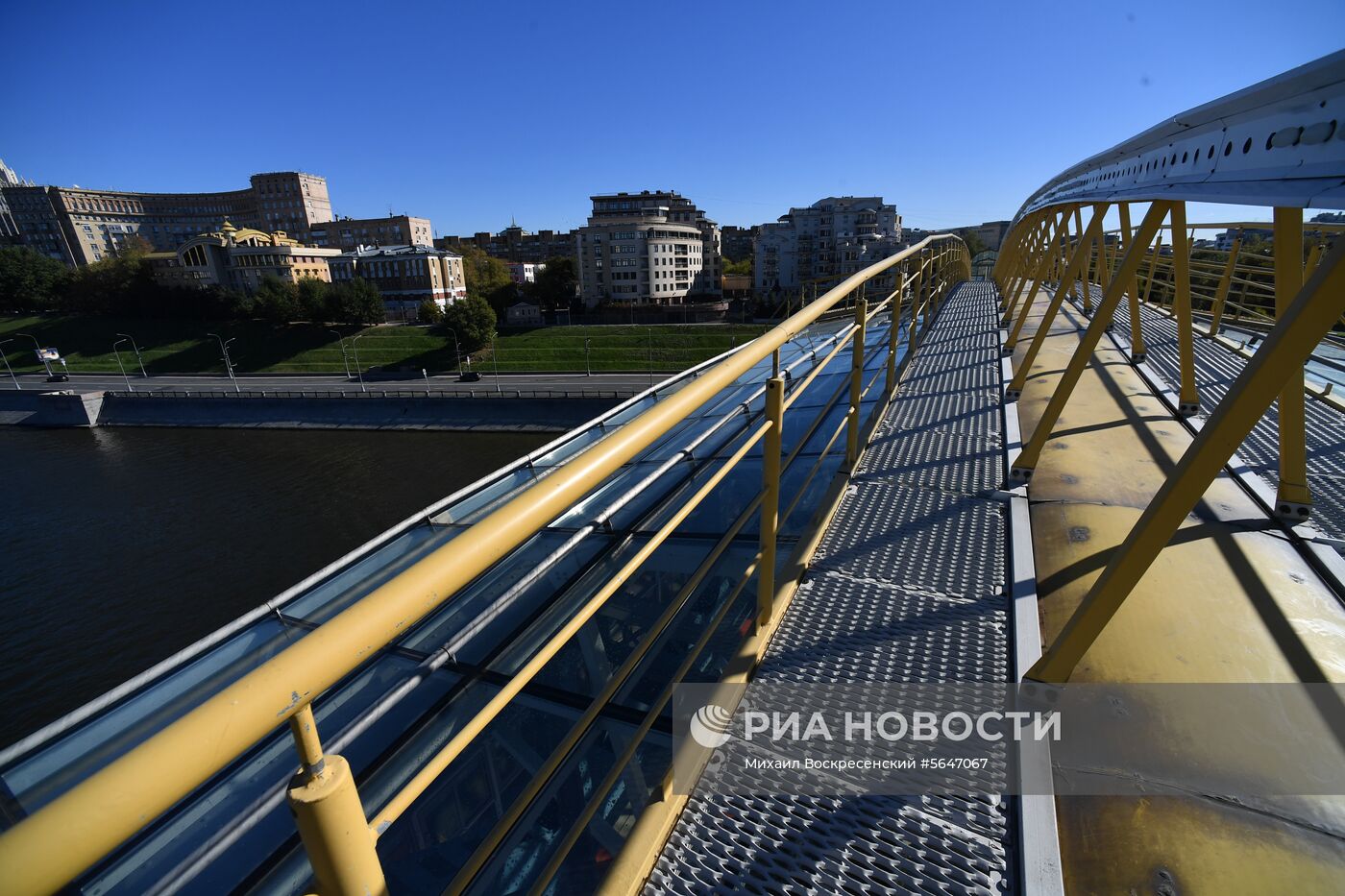 Мойка пешеходного моста Богдана Хмельницкого