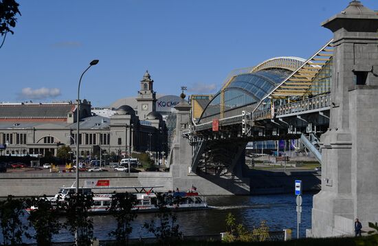 Мойка пешеходного моста Богдана Хмельницкого