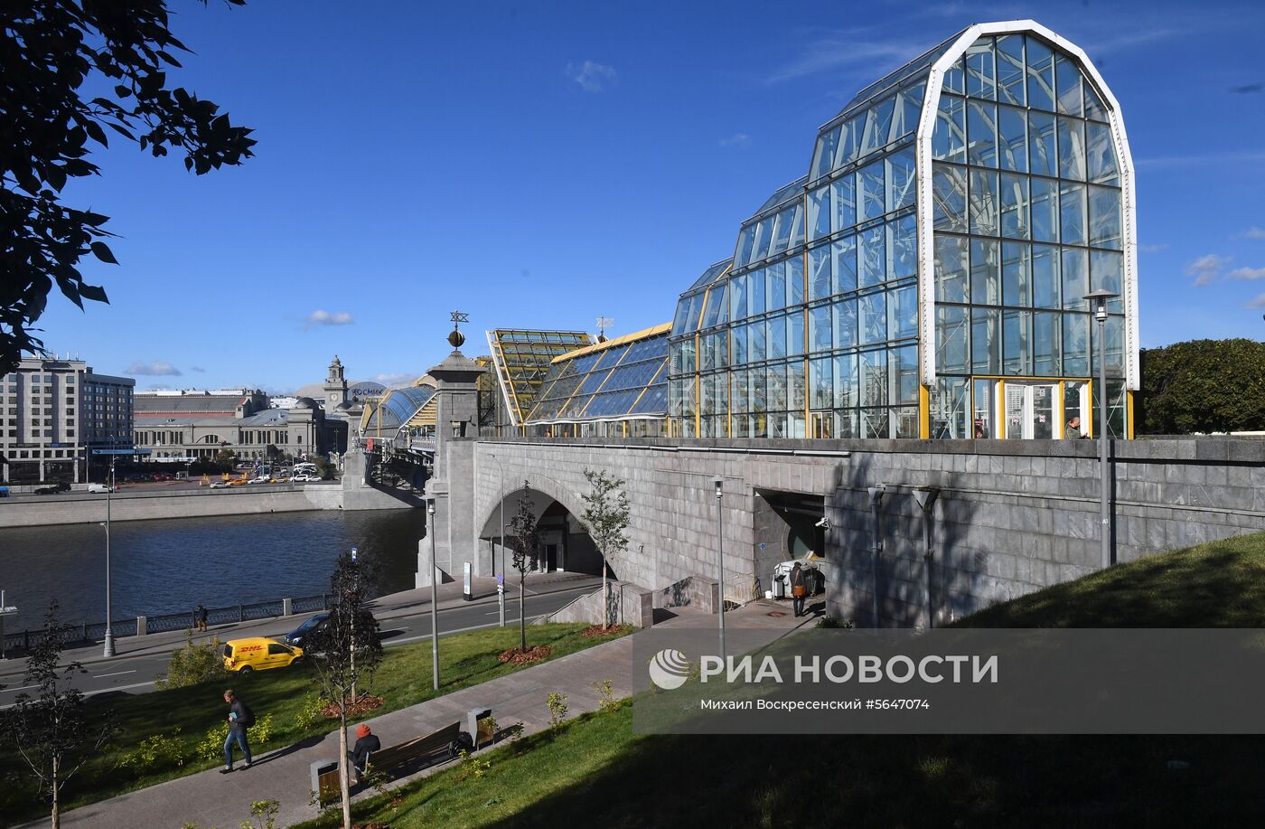 Мойка пешеходного моста Богдана Хмельницкого